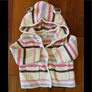 Cozy baby Gap sweater. Sz 3-6 months.